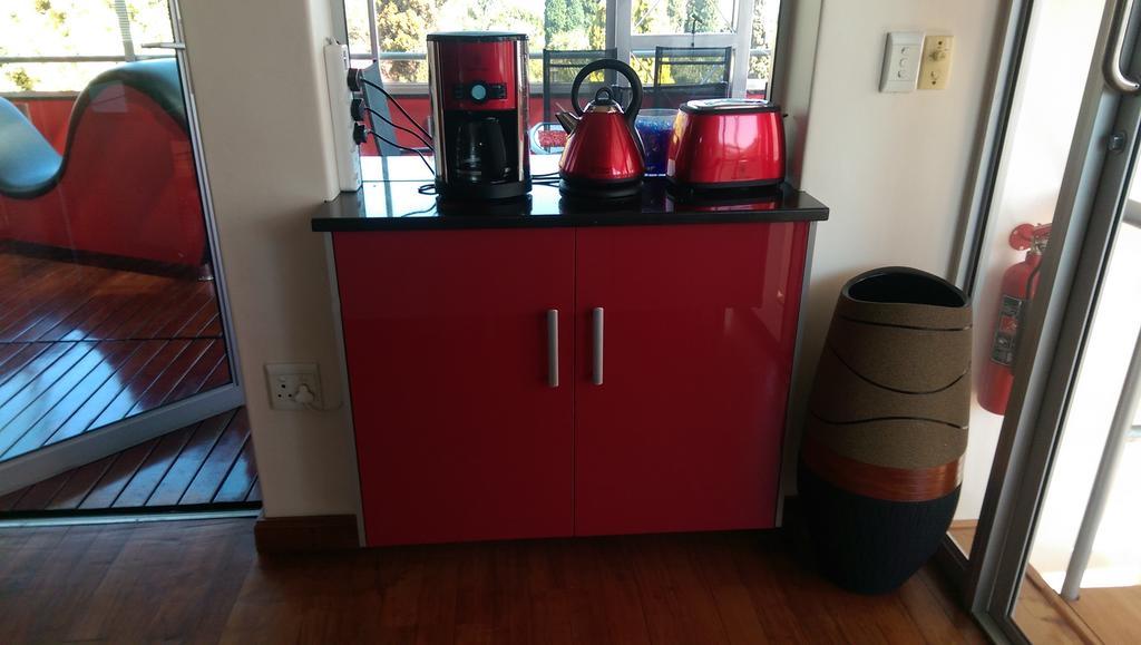 Red Square Home Претория Екстериор снимка