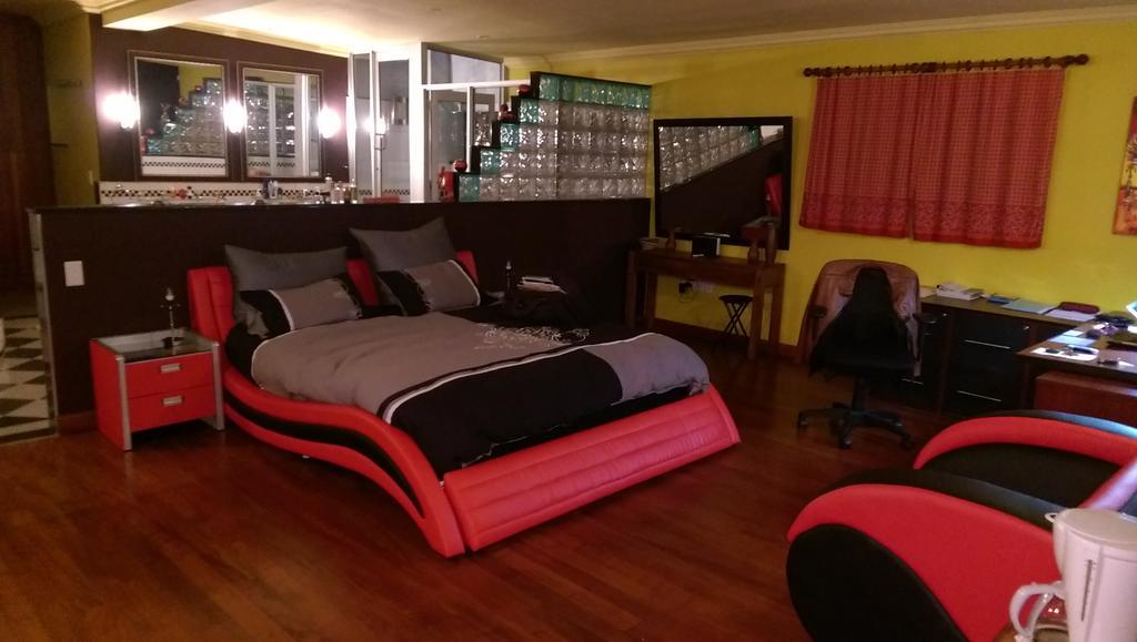 Red Square Home Претория Екстериор снимка